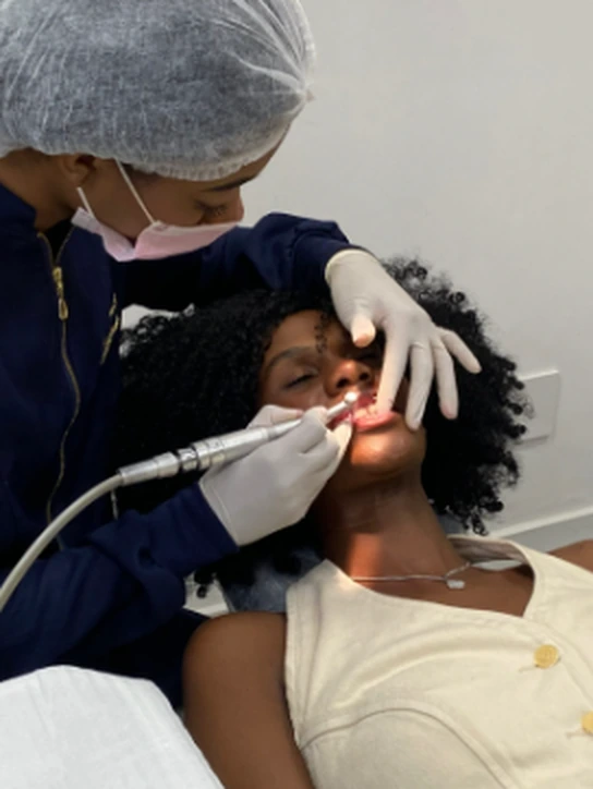 Dra. Larissa Noemy realizando atendimento odontológico humanizado